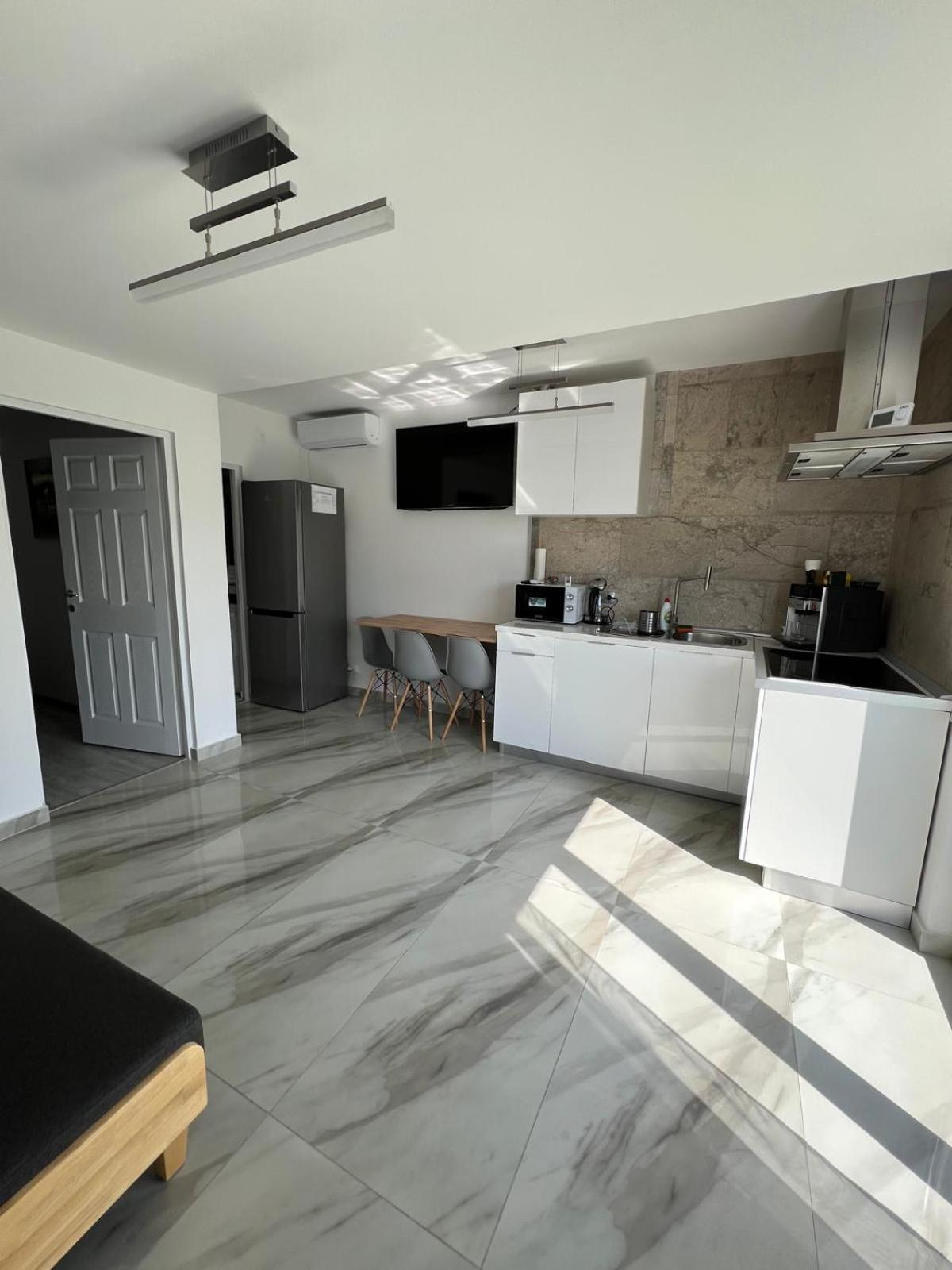 Luxus Cluj Airport Apartments מראה חיצוני תמונה